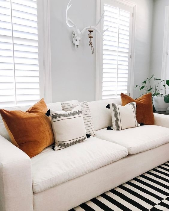 Kombinasi motif sarung bantal pada sofa